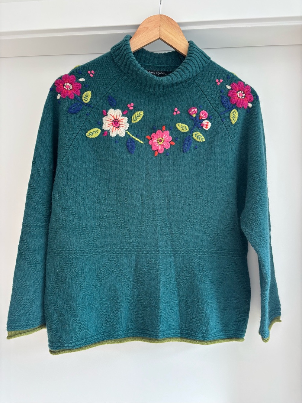 Gudrun Sjoden Scandinavian 100% wool Floral Embroidered Turtleneck